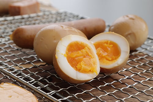 燻製の半熟卵のイメージ